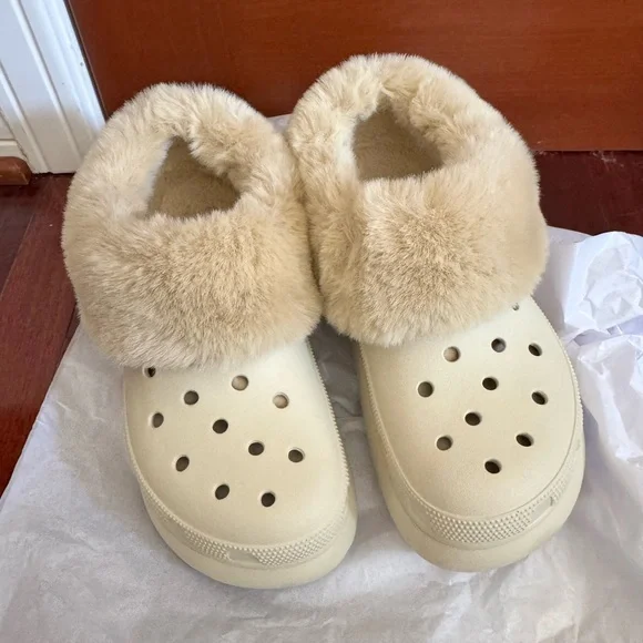 Crocs women’s Faux Fur Lined Clogs in Cream - Picture 2 of 5
